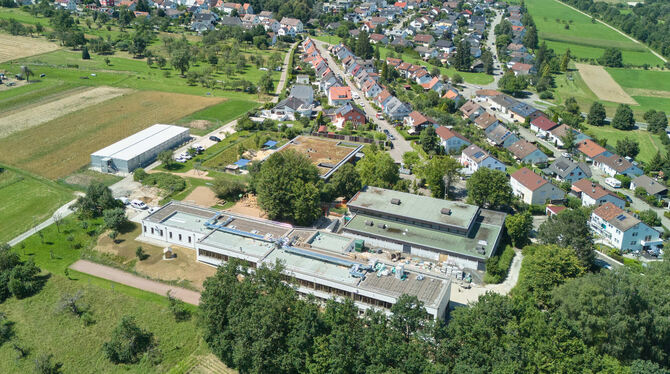 Blick auf das Schulgelände in Sickenhausen von oben: Links im Hintergrund die Containerbauten, länglich im Vordergrund die sanie