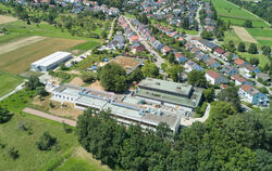 Blick auf das Schulgelände in Sickenhausen von oben: Links im Hintergrund die Containerbauten, länglich im Vordergrund die sanie