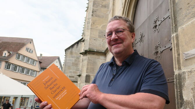 ingo bredenbach dissertation bach als lernender und lehrender stiftskirche tübingen foto akr Der Autor und sein Werk: Ingo Bredenbach mit seiner Publikation vor der Tübinger Stiftskirche.