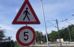 Steht schon etwas schief: das Tempo-5-Schild am Metzingen Bahnhof.