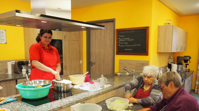 Barbaralore Willmann und Maria Hermle beim gemeinsamen Kochen im Haus Rheinaue in Wyhl.  FOTO: MOHL