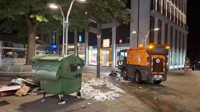 Papiermüll liegt herum, nachdem die Polizei nach der Tatwaffe gesucht hat.  FOTO: WOLFF