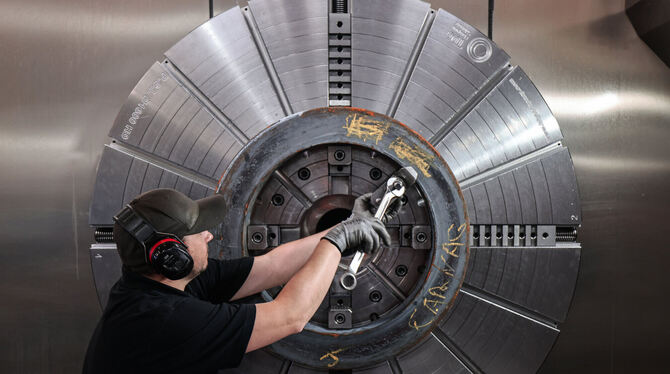 Egal ob Maschinenbau, Automobilindustrie oder Baubranche: Die deutsche Wirtschaft hängt in den Seilen.  FOTO: BERG/DPA