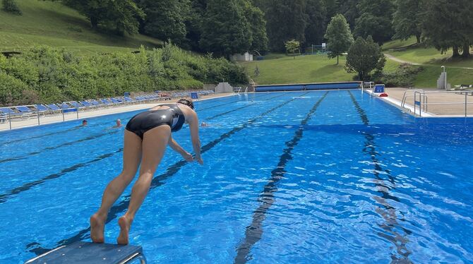 Ein schönes Freibad, aber immer wieder gibt es Probleme:  Jetzt hat die Gemeinde Eningen dem Pächter des Kiosks den Vertrag aufg