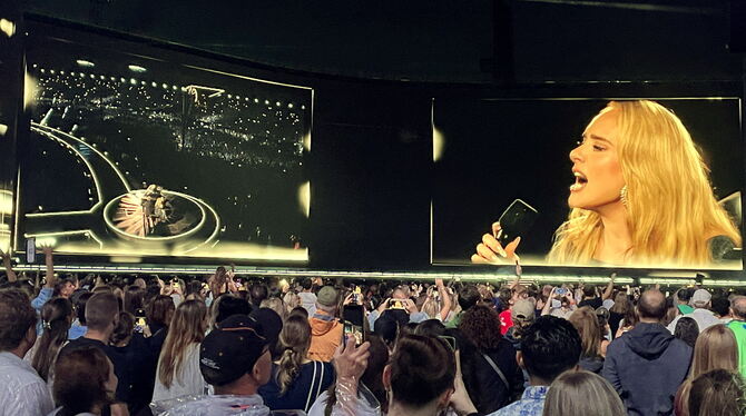 Adele auf der Leinwand und Blick auf den Laufsteg aus der Arena. Beim Konzert waren nur Iphone-Kameras erlaubt. FOTO: MEYER