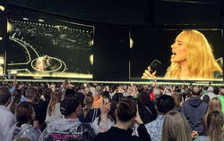 Adele auf der Leinwand und Blick auf den Laufsteg aus der Arena. Beim Konzert waren nur Iphone-Kameras erlaubt. FOTO: MEYER