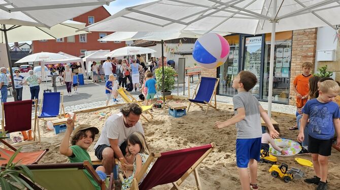 Die beiden Kinder in den Liegestühlen Milan und Lizanne genießen den Sand in Gomaringen.  FOTO: JOCHEN