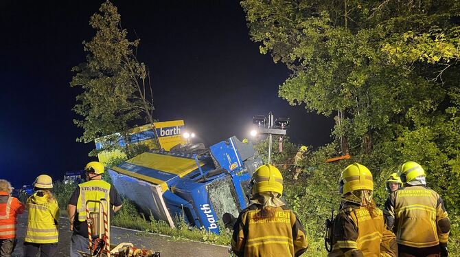 Am späten Freitagabend ist dieser Lastzug bei Kirchentellinsfurt von der Fahrbahn abgekommen und umgekippt. Ein Großeinsatz von