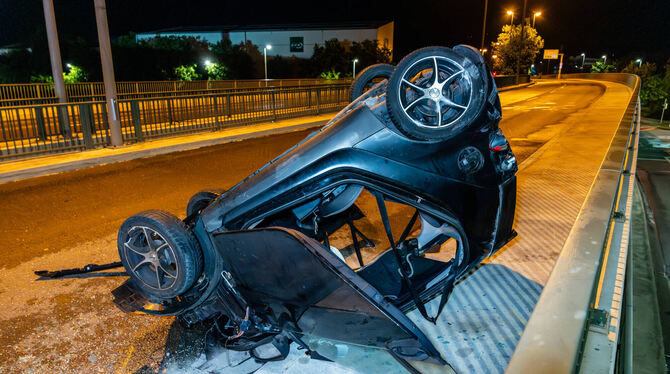 Der 21-jährige Fahrer dieses Smart verletzte sich bei dem allein verursachten Unfall in Reutlingen leicht.