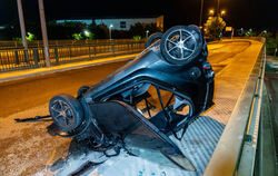 Der 21-jährige Fahrer dieses Smart verletzte sich bei dem allein verursachten Unfall in Reutlingen leicht.