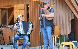 Aus St. Johann stammt das Duo "Allerhand", das den Auftakt machte.