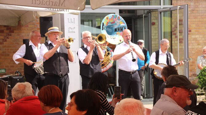 Dixiesound vom Allerfeinsten der Reutlinger Jazz-Band HARDT STOMPERS gab es beim Jazzfrühschoppen des Museumsvereins Klosterkirc