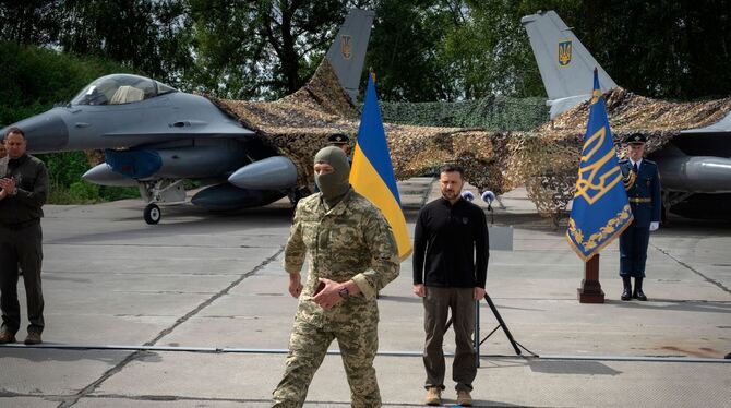 Ukraine-Krieg - Selenskyj stellt erste F-16 der Ukraine vor