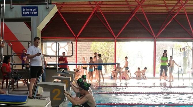 Kurz vor dem Start: Schwimmerinnen der TuS Metzingen im Hallenbad.  FOTO: VEREIN