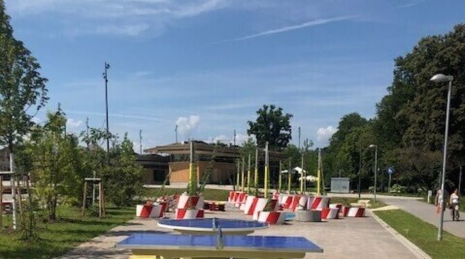 Ob Tischtennis oder Basketball: Auf dem alten ZOB kann man sich jetzt sportlich betätigen.  FOTO: STADT