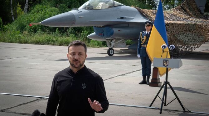 Ukraine-Krieg - Selenskyj stellt erste F-16 der Ukraine vor