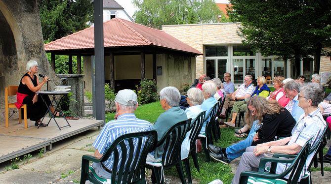 Felicitas Vogel las Werke von Brigitte Neske im Klostergarten. Sehr gut besucht war die Lesung von Felicitas Vogel im Klostergarten.