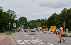 Wird wohl bis Anfang September nur jeweils einspurig befahrbar sein: die Rommelsbacher Straße.