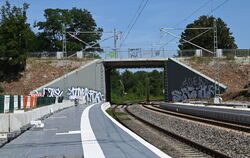 Der rechte Teil der frisch sanierten Brücke über die Siemensstraße, der andere Teil überspannt die Sondelfinger Straße.