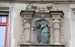 Justitia an der Fassade des Amtsgerichts Reutlingen