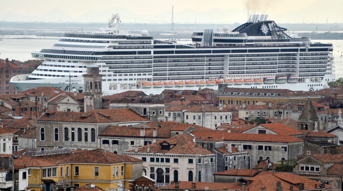 Ikonisches Bild: Das kleine Venedig wird vom großen Kreuzfahrtschiff gleichsam erdrückt.