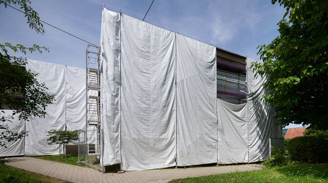 Christo lässt grüßen: Sondelfingens Bezirksamt ist derzeit nicht wiederzuerkennen.  FOTO: SCHANZ