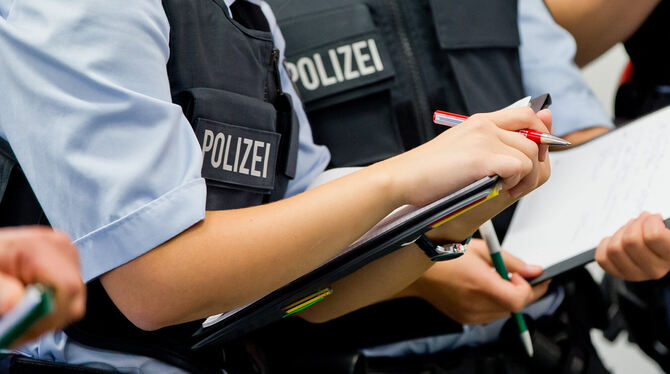 Bei Ermittlungen sollen Polizisten nachvollziehbare Arbeit leisten. Das Unterschlagen von Gegenständen, die mit einer tat zu tun