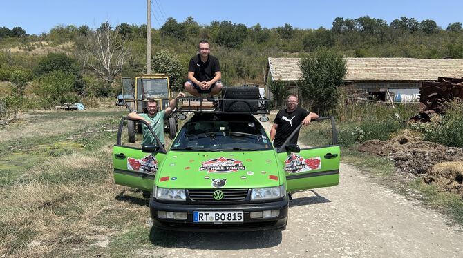 Verschwitzt, aber glücklich: Robin, Jan und Torsten mit Passat Syncro in Rumänien.