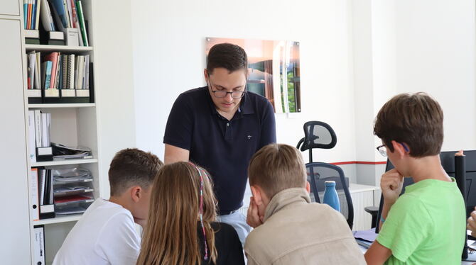 Eningens Bürgermeister Eric Sindek zeigt den Ferienprogramm-Kindern, wie ein Arbeitstag bei ihm aussieht.