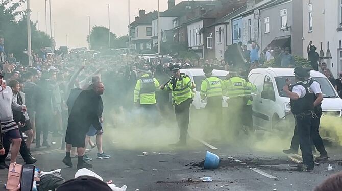 Rechtsextreme liefern sich in Southport (Großbritannien) Straßenkämpfe mit Polizisten.