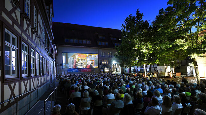 Voller Hof zum Open-Air-Kino-Auftakt.