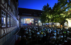 Voller Hof zum Open-Air-Kino-Auftakt. 