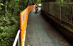 Einige Absperrungen stehen zwar noch, aber nur zur Sicherheit. Der Asphaltbelag ist brandneu und die ersten Radfahrer nutzen den