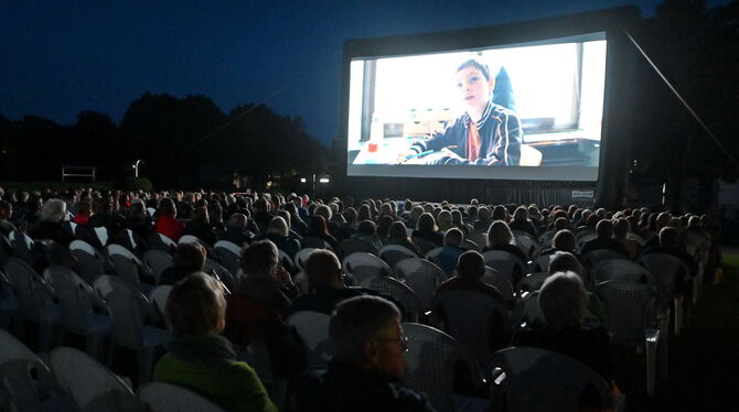 Zwei emotionale deutsche Filme (Szenenfoto aus »Wochenendrebellen«) und die Joan Baez-Doko im Open-Air-Kino im Mössinger Freibad