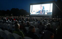 Zwei emotionale deutsche Filme (Szenenfoto aus „Wochenendrebellen“) und die Joan Baez-Doko im Open-Air-Kino im Mössinger Freibad