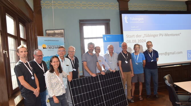 Boris Palmer inmitten der neuen PV-Mentoren beim offiziellen Starttermin im Rathaus.