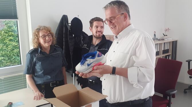 »Ist der Schuh echt und darf damit importiert werden?« CDU-Bundestagsabgeordneter Michael Donth (rechts) im Zollamt Metzingen. L