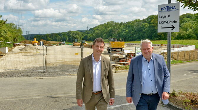 Die Romina-Geschäftsführer Andreas Mayer (links) und Stefan Gugel vor der gerade entstehenden neuen Lager- und Verkehrsfläche de