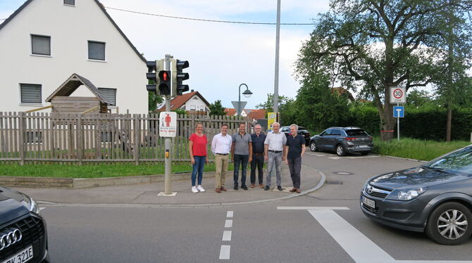 Gruppenbild mit Autolärm. An der Ecke der Pliezhäuser Straße und des Erlacher Wegs stehen Richard Stasch, Rainer Schmid, Uwe Han