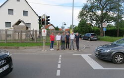 Gruppenbild mit Autolärm. An der Ecke der Pliezhäuser Straße und des Erlacher Wegs stehen Richard Stasch, Rainer Schmid, Uwe Han