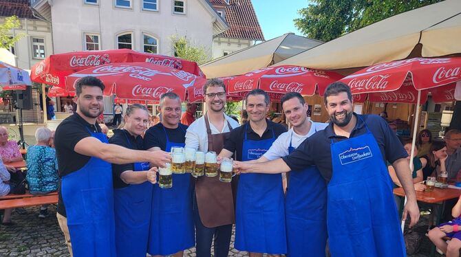 Alle Vereine sitzen bei der Dorfhockete Oberstetten in einem Boot, mitten drin Bürgermeister Simon Baier, der den Fassanstich üb