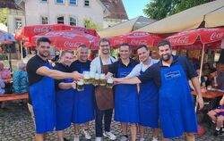 Alle Vereine sitzen bei der Dorfhockete Oberstetten in einem Boot, mitten drin Bürgermeister Simon Baier, der den Fassanstich üb