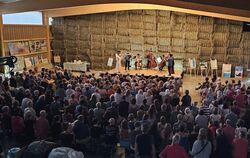 Tolle Akustik in der Maschinenhalle mit Strohballen hinter der Bühne.  FOTO: JOCHEN