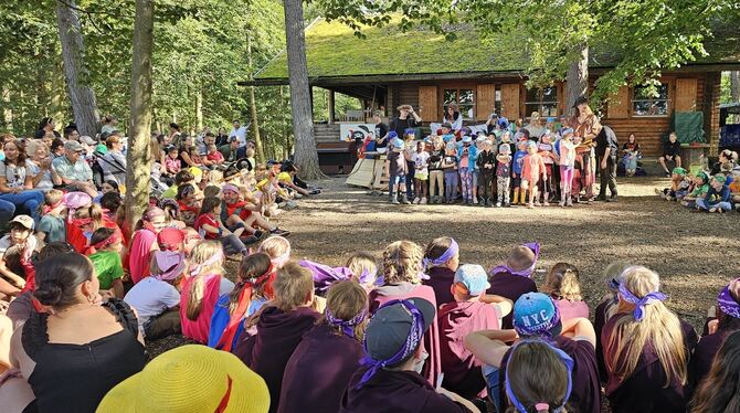 Leicht erhöht hinter der Gruppe der jüngsten Teilnehmer (Haus Blau) im weißen Hemd, roter Hose und mit Piratenhut sitzt die Haup