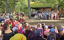 Leicht erhöht hinter der Gruppe der jüngsten Teilnehmer (Haus Blau) im weißen Hemd, roter Hose und mit Piratenhut sitzt die Haup