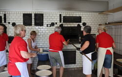 Alle Hände voll zu tun gab es im Backhaus.