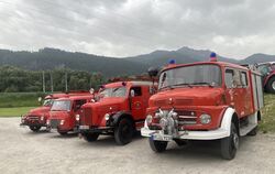 Auf Hochglanz poliert: Die Flotte der Feuerwehroldtimerfreunde Mägerkingen kann sich am Großglockner sehen lassen.