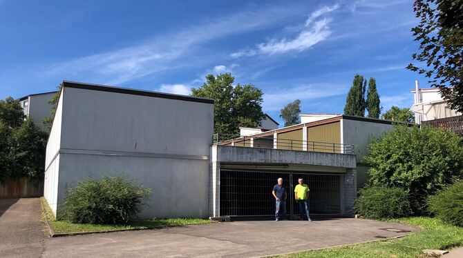 Errol Gerstbauer (links) und Bernhard Mayer von der Teileigentümergemeinschaft vor der seit 8. August abgesperrten  Garagenanlag