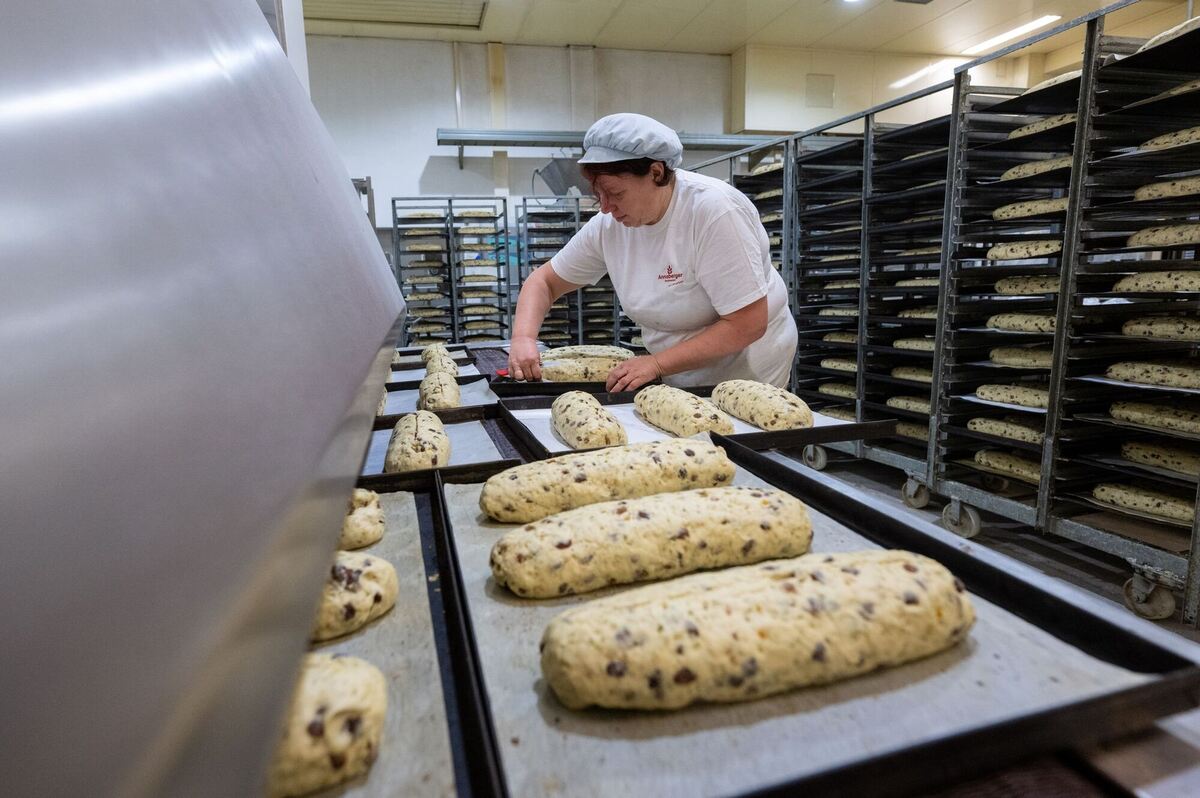 Erste Weihnachtsstollen werden gebacken