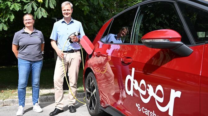 Renate Weisser (Deer) und Bürgermeister Peter Nußbaum freuen sich über das neue Carsharing-Angebot in Lichtenstein.